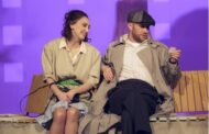 Teatrul de Comedie se întoarce în sală cu „Doi pe o bancă”