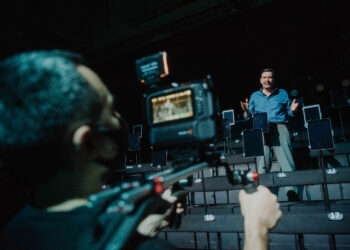 Transumanism la Burgtheater. O întâlnire între un actor şi o sută de iPad-uri