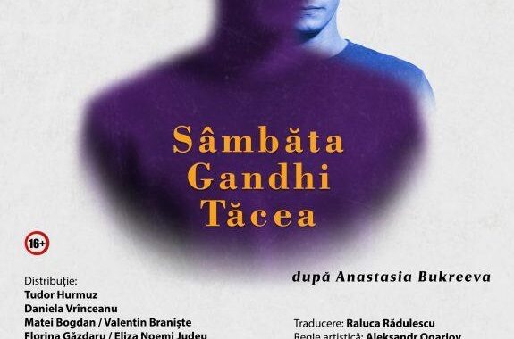 Teatrul Municipal „Bacovia” difuzează spectacolul „Sâmbăta Gandhi tăcea”