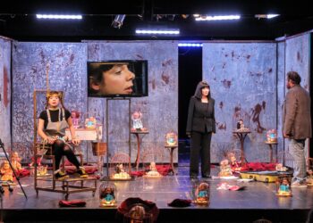 O lume de păpuși închise în colivii